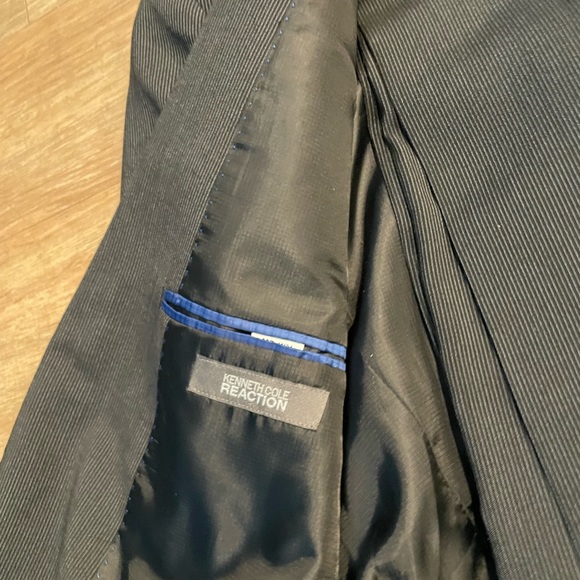 Kenneth Cole Reaction Suit 38R Blazer 40S Pants Dark Navy with Grey Pinstripes - Picture 3 of 5